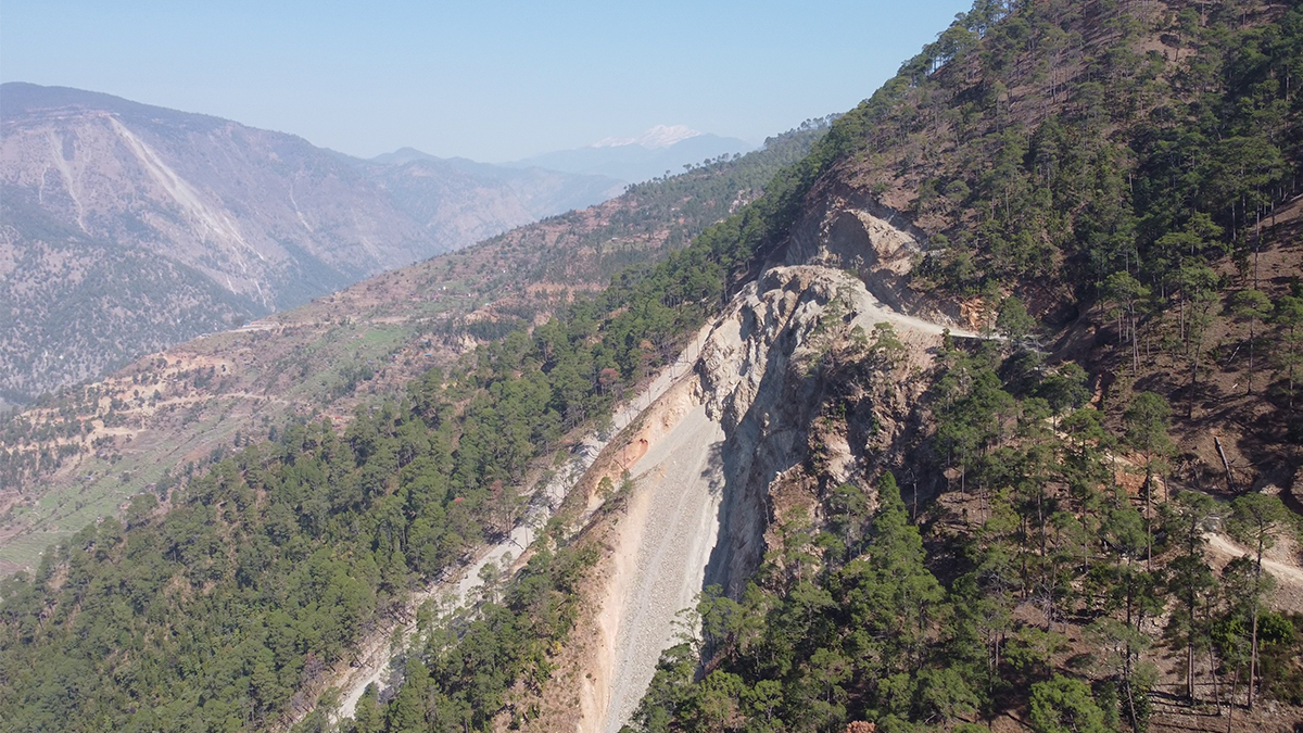 मध्यपहाडी लोकमार्ग : १२ वर्षदेखि मन्ता भिर काट्दै   